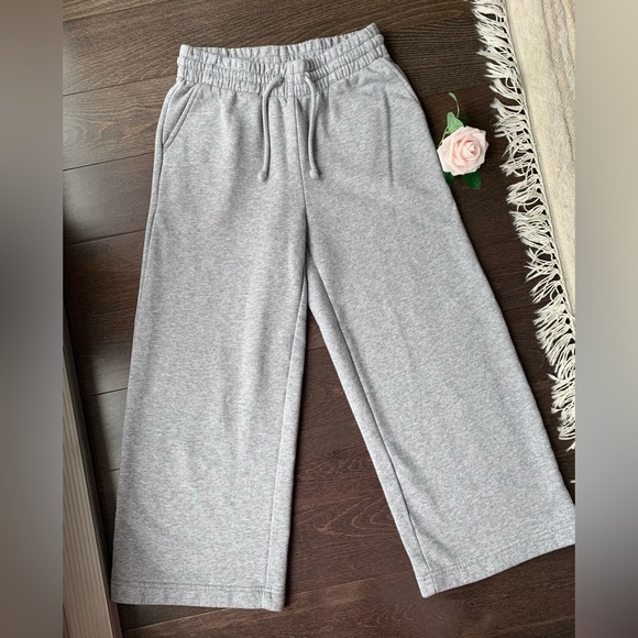 TNA Cozy Fleece Mega Capri Sweatpant - Picture 3 of 9